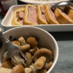 Henri Alén Instagram – Kohta on joulu lusittu🎅🏼➡️🛖

Olipa ihana joulu. Oman pöydän tähtiä oli taikinoitu patee ja syksyllä pikkelöidyt karvarouskut, piipanojan kylmäsavusilakka ja tietty mädit. Koiran kanssa pötkähdellään parin tunnin välein ja lepo kyllä maistuu kohtuu tiukan vuoden jälkeen. 

2024 on kohta täällä ja pian pääsee onneksi taas hommiin! 

#joulutervehdys #kohtajuhannus #jul #fest