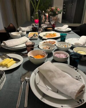 Henri Alén Instagram - Kohta on joulu lusittu🎅🏼➡️🛖

Olipa ihana joulu. Oman pöydän tähtiä oli taikinoitu patee ja syksyllä pikkelöidyt karvarouskut, piipanojan kylmäsavusilakka ja tietty mädit. Koiran kanssa pötkähdellään parin tunnin välein ja lepo kyllä maistuu kohtuu tiukan vuoden jälkeen. 

2024 on kohta täällä ja pian pääsee onneksi taas hommiin! 

#joulutervehdys #kohtajuhannus #jul #fest
