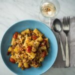 Henri Alén Instagram – Henkan Italia 🇮🇹

Nyt on toinen painos kaupoissa ja toivottavasti monessa kodissa sivut jo sotkettu oliiviöljyllä ja tomaattisoosilla😊

Tässä kirjassa ei ole yhtään jauheliha/bolognese reseptiä, mutta sitäkin hartaammin pomittuja klassikoita ympäri Italiaa Alto Adigesta Apuliaan. Toimittaja @annukka.oksanen kirjoitti vielä roppakaupalla asiaa Italialaisesta ruosta ja kulttuurista niin paketti kasassa! 

Hyvät joulunodotukset ja nyt Sepikän kanssa kävelee. 

#henkanitalia #cookbook #vabene #cooking #keittokirja #pelkkäähyvää #jouluunjolkottaen