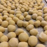 Henri Alén Instagram – Pasta tekee onnelliseksi 🍝

Tähän tulokseen tuli professori Vincenzo Russo tutkimuksessaan IULM-yliopistosta. Tämän nyt olisi voinut todeta ilman tutkimustakin koska pasta nyt vaan on ihanaa valmistaa ja syödä. 

@restaurantfiasco nyt menulla kolme kovaa pasta-soturia. Kani cannelonit jotka täytetty pehmeällä kani-ragoutilla, pieniä käsintehtyjä gnoccheja lisukkeena pääruoalle ja tietenkin tryffelipastaa Marco Giancosan valmistasta pastasta Piemontesta. 

Nyt rullaten kohti loppuviikkoa pastakone laulaen 🎷!

#fiasco #pasta #canneloni #primi #tartufo #eat #joy #pastamaking #gnocchi #vabene