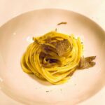 Henri Alén Instagram – Pasta tekee onnelliseksi 🍝

Tähän tulokseen tuli professori Vincenzo Russo tutkimuksessaan IULM-yliopistosta. Tämän nyt olisi voinut todeta ilman tutkimustakin koska pasta nyt vaan on ihanaa valmistaa ja syödä. 

@restaurantfiasco nyt menulla kolme kovaa pasta-soturia. Kani cannelonit jotka täytetty pehmeällä kani-ragoutilla, pieniä käsintehtyjä gnoccheja lisukkeena pääruoalle ja tietenkin tryffelipastaa Marco Giancosan valmistasta pastasta Piemontesta. 

Nyt rullaten kohti loppuviikkoa pastakone laulaen 🎷!

#fiasco #pasta #canneloni #primi #tartufo #eat #joy #pastamaking #gnocchi #vabene