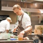 Henri Alén Instagram – Vuoden viimeinen menun vaihto.

Jälleen on kokattu uusi menu esille, maistettu suositusviinit ja käyty läpi mitä tarjolla on. Menun vaihdossa yleensä tuppaa käymään niin että takuuvarmana pidetyt jutut vaatii viilausta ja vähän haasteelliset hommat taas sujahtaa vaivattomasti lautaselle oikeaan muotoon. 

Ehkä itselleni tärkein kysymys on “miksi?”. Mikä on syy ja funktio jollekin annokselle ja onko kokonaisuus ehjä? Onko annokset linjassa ja saadaanko aikaan draaman kaari joka päättyy aariaan? Työkavereiden kanssa maistetaan ja keskustellaan. Tämä on yksi siisteimmistä jutuista jossa jokainen saa äänensä kuuluviin. 

No se selviää syömällä. Ei kun tervetuloa @restaurantfiasco ! 

#draama #aaria #fiasco? #menunvaihto #testing #bene