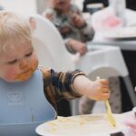 Henri Alén Instagram - Hei Babyyy! Ollut kyllä ihan huikeaa kokata vauvoille ja vanhemmille pari päivää Muru-baby pop-upissa. Syömisen iloja ja sen oppimista on kiehtova seurata kyökin puolelta ja kokkina sitä aina kiinnostaa nähdä vieraiden reaktiot. Huomenna vika päivä @redihelsinki mutta katsotaan mitä tuleman pitää😊. Moni kysynyt mistä tuotteita saa, ja löytyy niin S- kuin K-kaupoista kohtuu hyvin. Ja voit tilata myös suoraan kotiin erilaisia komboja herkkusuille testiin. Rohkeasti vaan sivuille www.murubaby.fi shoppaa! #murubaby #pikkuherkkusuut #parempaaruokaa #popup #murubabyfood #redi #folkfinland