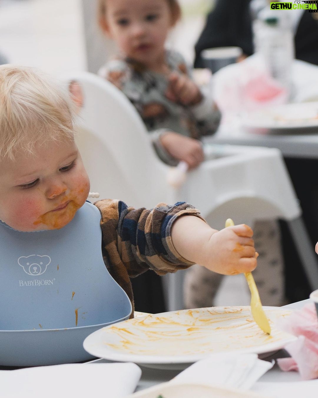 Henri Alén Instagram - Hei Babyyy! Ollut kyllä ihan huikeaa kokata vauvoille ja vanhemmille pari päivää Muru-baby pop-upissa. Syömisen iloja ja sen oppimista on kiehtova seurata kyökin puolelta ja kokkina sitä aina kiinnostaa nähdä vieraiden reaktiot. Huomenna vika päivä @redihelsinki mutta katsotaan mitä tuleman pitää😊. Moni kysynyt mistä tuotteita saa, ja löytyy niin S- kuin K-kaupoista kohtuu hyvin. Ja voit tilata myös suoraan kotiin erilaisia komboja herkkusuille testiin. Rohkeasti vaan sivuille www.murubaby.fi shoppaa! #murubaby #pikkuherkkusuut #parempaaruokaa #popup #murubabyfood #redi #folkfinland