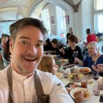 Henri Alén Instagram – Ja voittaja on…👀

Muttin tomaattikeitto-mestaruuden vei @kim_tba !
Mausteinen uunissa paahdettu keitto cashew-kreemin kanssa on jumalaisen hyvä soppa. Kim:iä odottaa reissu Parmaan sinne missä tomaatit kasvaa. 

Tulevana lauantaina kokataan Kim:in keittoa Fiascossa klo 11:30-1400 ja juhlistetaan voittajaa. Samalla kerätään varoja Vailla vakinaista asuntoa Ry:lle. 

Les gou! 

#winner #voittaja #soppa #tomaattikeittomestaruus #fiasco? #muttinordics