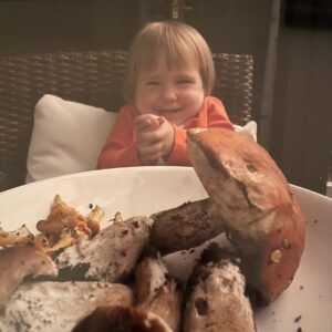 Henri Alén Instagram - Onnittelu Mimille🌹

Eilen tämä sienestyskaverini täytti 16.V. Pikkusena lempipuuhaamme oli käydä sienimetsällä ja ilmeestä jo näkee kun saalista saatiin😊. Mahtava tytär joka on isukin silmäterä aina❤️

#mimi #onnittelut #synttärit #uusivuosi #rakastytär #ihanuus