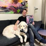 Henri Alén Instagram – Kirjamessuille! 

Sunnuntaina käväisen kirjamessuilla ja kokkaan kirjastani jonkun herkun klo 15:00 näytöskeittiössä. Siitä sitten signeeraamaan @readme.fi osastolle noin klo 16:00 ja @akateeminenkirjakauppa 16:30. 

Tule moikkaamaan ja turisemaan jos näet messu hulinassa. Kuvan 2 kirjoittaja-muusani ei valitettavasti pääse paikalle. 

Nähään! 

#kirjamessut #henkanitalia #cookbook #bene #ruokakirjat #readme #reseptiäpukkaa