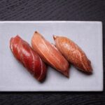 Henri Alén Instagram – Endo n Hommies

Finnjävelissä loppuviikon tarjolla todella kova kattaus Salongin puolella kun Sushi-mestari Norihito Endo saapui Tokiosta entouragen kera. Yhteismenu Tommin ja Jääveleiden kanssa on kyllä huikea ja salissa tapahtuva serveeraus melkoista taidonnäytettä. 

Ainoa toive mikä kavereilla oli on päästä saunaan ja uimaan mereen. Ja kyllähän se järjestetään💦

#finnjävel #endo #sushi #japanese #finland #masters #koviahommia