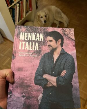 Henri Alén Instagram - Siinä se on! 

Oli niin mahtavat julkkarit että ei ehtinyt edes kuvia ottaa, mutta opus on nyt ulkona. Henkan Italia on minun ja @annukka.oksanen teos joka sisältää 75 reseptiä ja mennään ihan sinne Italialaisen ruoan ja ruokakulttuurin ytimeen. Jos rakastat Italialaista ruokaa niin tässä oiva kaveri😊.

Nyt kokkaamaan ja unelmoimaan seuraavasta makumatkasta. 

#henkanitalia #readme #cookbook #out #inpaper #italiano #bene