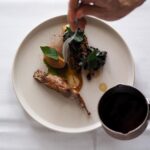 Henri Alén Instagram - Tryffeliä🙌 @restaurantfiasco legendaarinen tryffeli-iloittelu on taas potkaistu käyntiin. Musta kulta on nyt kypsää tarjoiltavaksi. Ja kyllä sitä sitten höylätäänkin oikein urakalla. Tryffelimenussa on nyt kampasimpukkaa castelluccio-linssien kanssa, tryffelipastaa ja pääruokana täytettyä viiristä mustan kullan kera. Siitä sitten lasketellaan tryffeli-jäätelön kautta mustikka-ricotta bavaroisen kautta kohti grappa-kärryä. Tuu syömään ja ihmettelemään mitä ihanuutta se maa meille antaa🇮🇹 #tryffeli #fiasco? #ristorantefiasco? #eteläranta16 #bene #mustaakultaa #kokkihommat