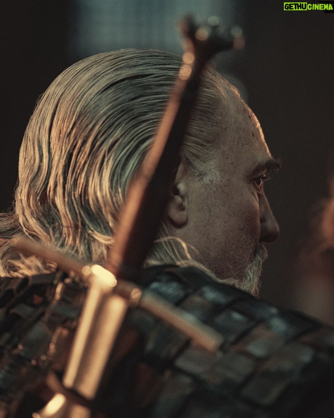 Henry Cavill Instagram - A little over the shoulder of Geralt's mentor, master and guide. Vesemir. Kim very much brought a special energy to this character. Our scenes together were some of my favourites. #Vesemir #TUDUM