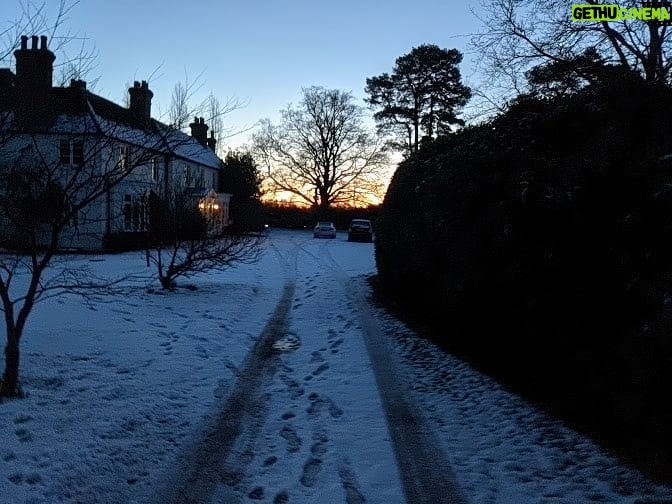 Henry Cavill - 2.5 Million Likes - Monday to Friday I'm up at 0430 to get a few hours rehab in before my work day starts. Some mornings are rough, but I do always get to see the dawn by the time I'm finishing up. The snow made this one even more enjoyable, if not a touch chilly!