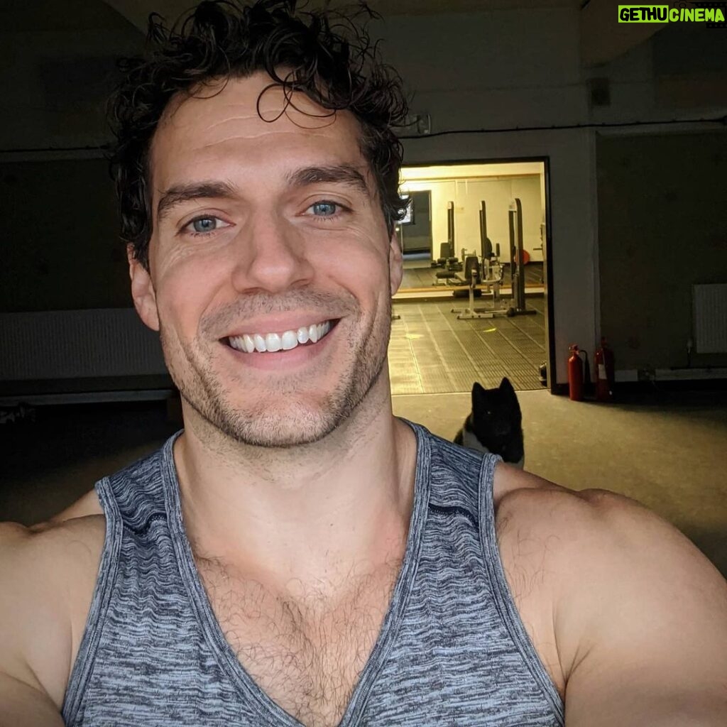 Henry Cavill Instagram - The Durrell Challenge is sneaking ever closer! September 27th to be exact. Personally, It's been tough for me to fit runs in of late, but I'm upping my post weights cardio during the wee hours to get some extra conditioning in! It's important to note that travel is tricky at the moment and definitely not recommended if you can avoid it. Sooooo, check the link in my bio for information on how you can take part in the Challenge from your very own home town! #DoItForDurrell @Durrell_JerseyZoo @DurrellChallenge #Kal
