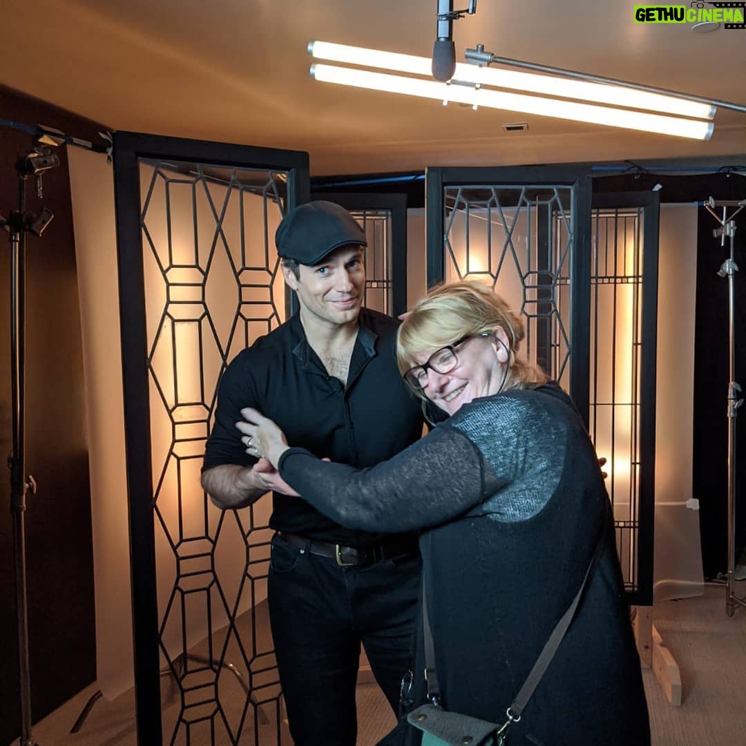 Henry Cavill Instagram - This is Ailbhe Lemass, she has been the lady in charge of my face for quite a few years now. She even groomed The Kingstache! She also expects a dance every time she does my touch ups, as you can see. She's very demanding.... Jacqui Rathore, who you will meet later, did my hair.....as you can see, she's very good. Jeans by 7 for all mankind Shirt by John Varvatos The Belt, I got 900 years ago and never found one better. Don't know where it's from 🤷🏻♂️ #WitcherPressTour #TheWitcher #LA @AilbheLemass @RathoreJacqui #JohnVarvatos #7ForAllMankind