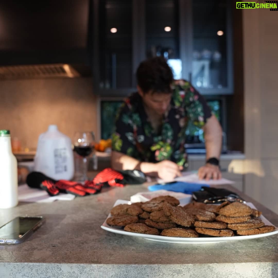 Henry Cavill - 3 Million Likes - I like to go radio silent over the Christmas period. Gives me time to be myself and spend quality time with the people who are in front of me. It also allows for full focus on the Christmas cooking! Of which a lot was done! My brother and I spent a lot of time around the big green egg! All the food we put on there just won't fit into this post so you'll just have to imagine it! The Christmas dinner cook was the most taxing, but the most rewarding. I got a heritage Turkey this year, and will defo do that again! Soooooo good, especially when cooked very slowly at low temps covered in bacon!
As fun as all that eating and drinking was, it's time to get into my training for this New Year! Tomorrow it all begins anew, and with renewed vigour!