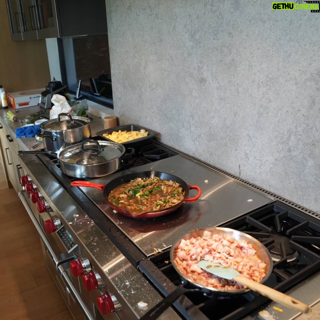 Henry Cavill - 3 Million Likes - I like to go radio silent over the Christmas period. Gives me time to be myself and spend quality time with the people who are in front of me. It also allows for full focus on the Christmas cooking! Of which a lot was done! My brother and I spent a lot of time around the big green egg! All the food we put on there just won't fit into this post so you'll just have to imagine it! The Christmas dinner cook was the most taxing, but the most rewarding. I got a heritage Turkey this year, and will defo do that again! Soooooo good, especially when cooked very slowly at low temps covered in bacon!
As fun as all that eating and drinking was, it's time to get into my training for this New Year! Tomorrow it all begins anew, and with renewed vigour!