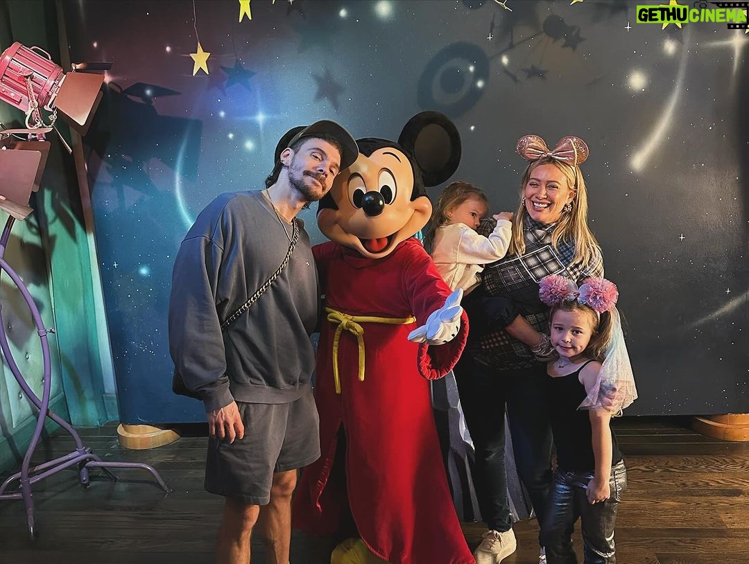 Hilary Duff Instagram - @disneyland you got the sauce . It’s always an epic day of happiness, joy, wonder, surprise and calories! ☺️This time of year is my absolute favorite! You guys are so dialed. Love you, thanks for the memories 🥹 @disneyparks