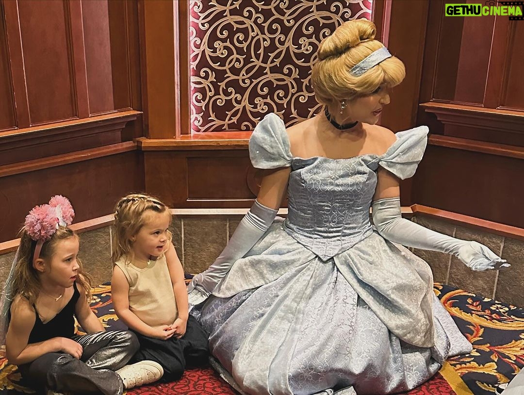 Hilary Duff Instagram - @disneyland you got the sauce . It’s always an epic day of happiness, joy, wonder, surprise and calories! ☺️This time of year is my absolute favorite! You guys are so dialed. Love you, thanks for the memories 🥹 @disneyparks