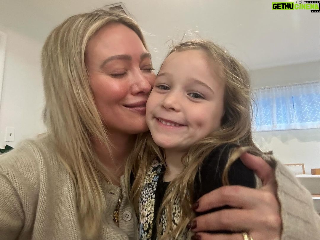 Hilary Duff Instagram - My little angel girls! I got to read my books at their school today🥰 what a treat 🍭