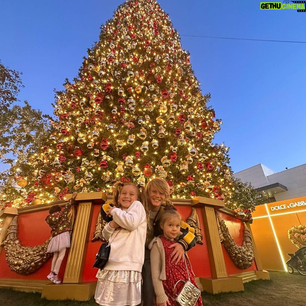 Hilary Duff Instagram - @thegrovela we love this time of year🥰