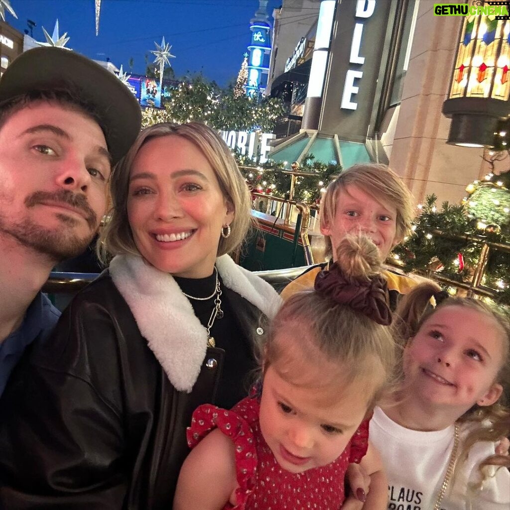 Hilary Duff Instagram - @thegrovela we love this time of year🥰