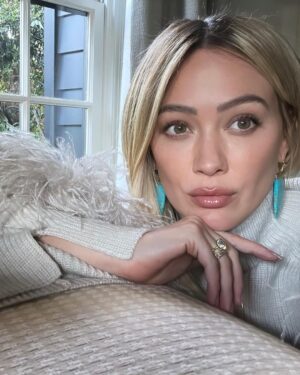 Hilary Duff Instagram - Love these soft tones today. I pull these earrings out a few times a year and let them win over my normal gold hoops. Also the sweater is screaming holiday season isn’t it?!! @switchboutique @nikkilee901 @karayoshimotobua ♥️ you guys for getting a girl to her best
