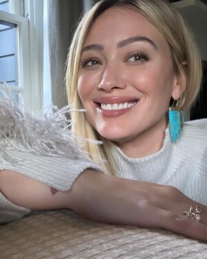 Hilary Duff Instagram - Love these soft tones today. I pull these earrings out a few times a year and let them win over my normal gold hoops. Also the sweater is screaming holiday season isn’t it?!! @switchboutique @nikkilee901 @karayoshimotobua ♥️ you guys for getting a girl to her best