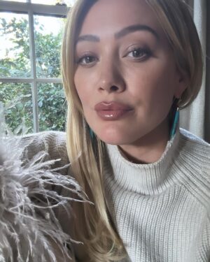 Hilary Duff Instagram - Love these soft tones today. I pull these earrings out a few times a year and let them win over my normal gold hoops. Also the sweater is screaming holiday season isn’t it?!! @switchboutique @nikkilee901 @karayoshimotobua ♥️ you guys for getting a girl to her best