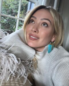 Hilary Duff Instagram - Love these soft tones today. I pull these earrings out a few times a year and let them win over my normal gold hoops. Also the sweater is screaming holiday season isn’t it?!! @switchboutique @nikkilee901 @karayoshimotobua ♥️ you guys for getting a girl to her best