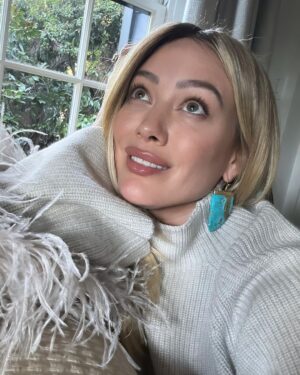 Hilary Duff Instagram - Love these soft tones today. I pull these earrings out a few times a year and let them win over my normal gold hoops. Also the sweater is screaming holiday season isn’t it?!! @switchboutique @nikkilee901 @karayoshimotobua ♥️ you guys for getting a girl to her best