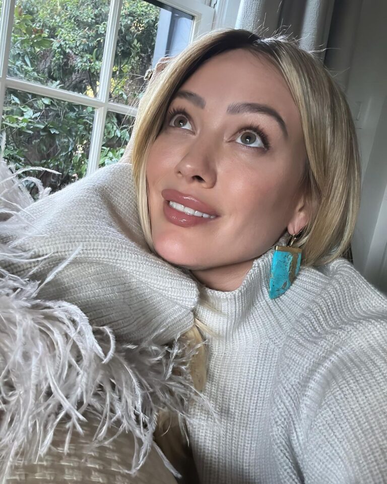 Hilary Duff Instagram - Love these soft tones today. I pull these earrings out a few times a year and let them win over my normal gold hoops. Also the sweater is screaming holiday season isn’t it?!! @switchboutique @nikkilee901 @karayoshimotobua ♥️ you guys for getting a girl to her best