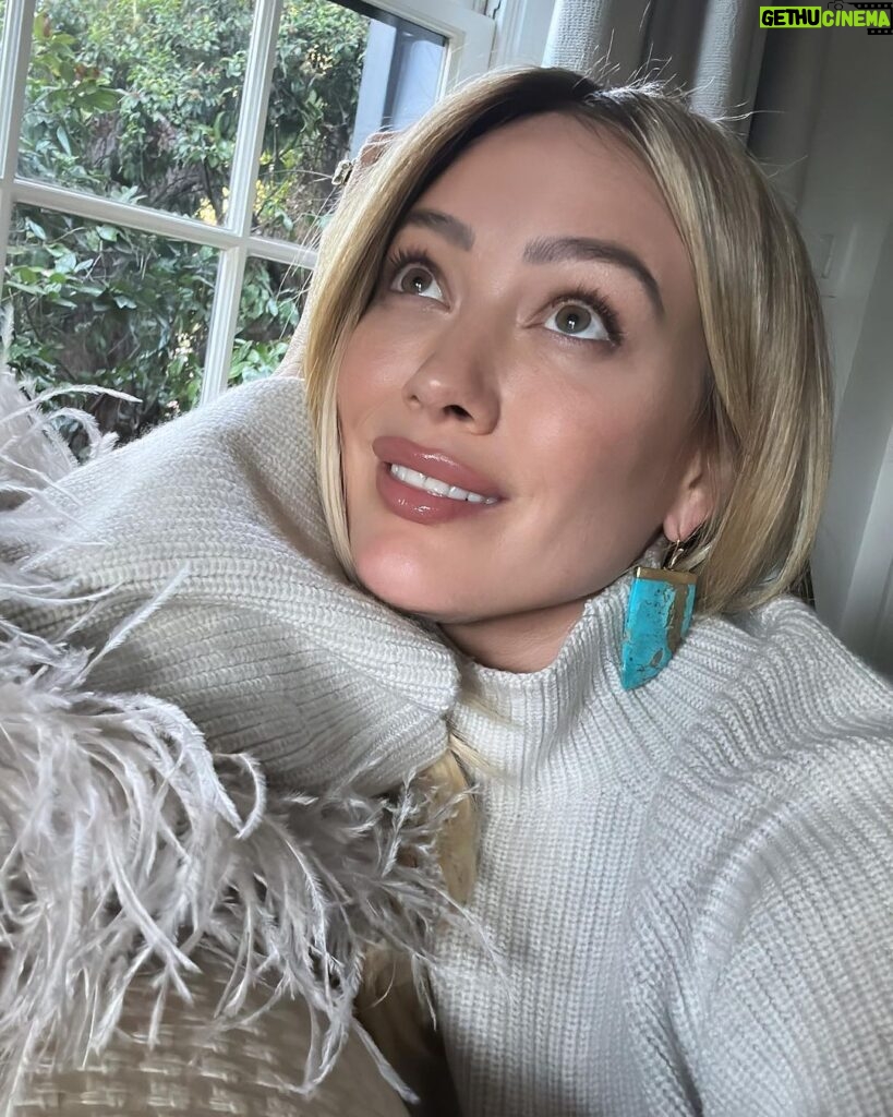Hilary Duff Instagram - Love these soft tones today. I pull these earrings out a few times a year and let them win over my normal gold hoops. Also the sweater is screaming holiday season isn’t it?!! @switchboutique @nikkilee901 @karayoshimotobua ♥️ you guys for getting a girl to her best