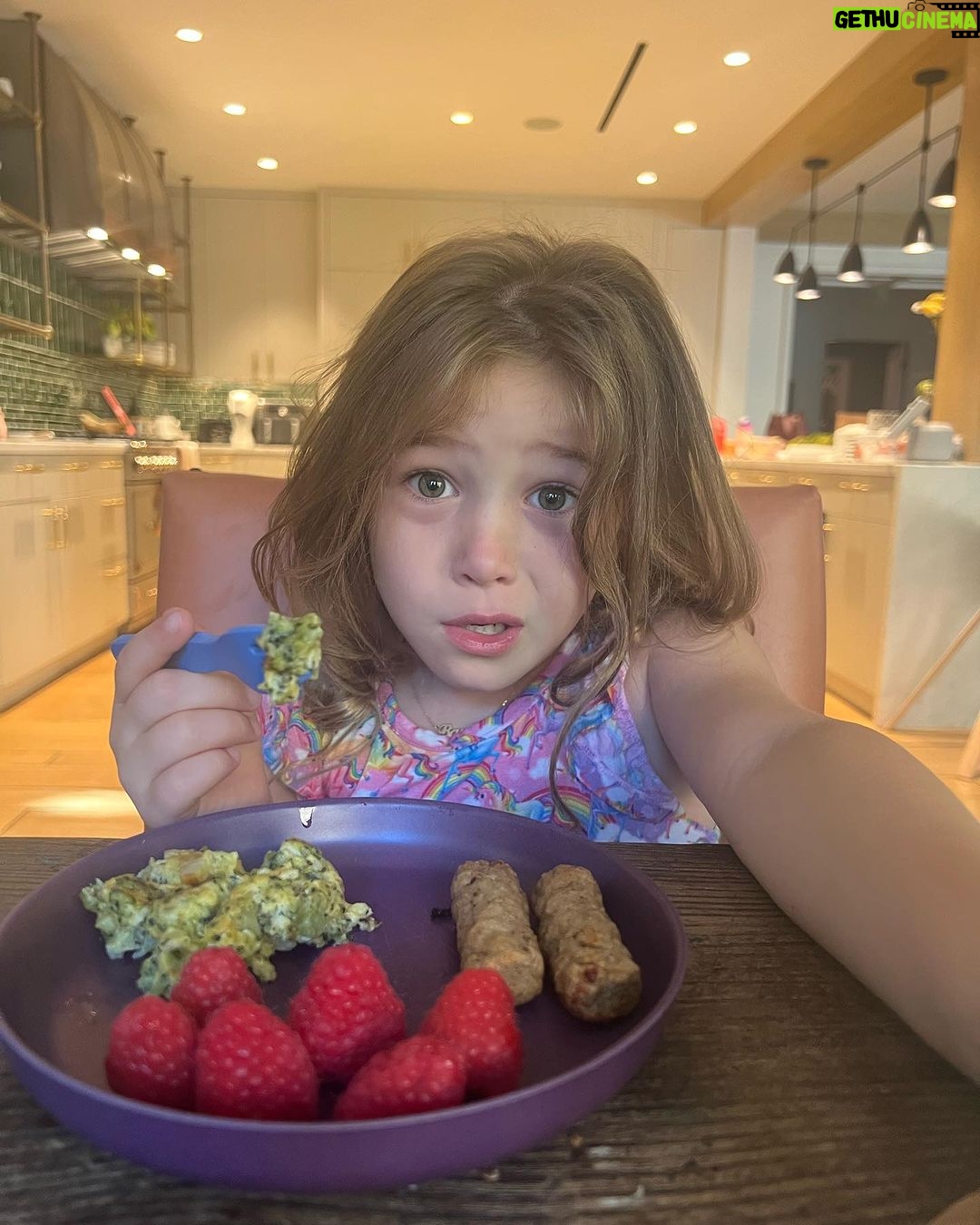 Hilary Duff Instagram - Your morning look like this too? 🙄🫠🫨🙃🤪