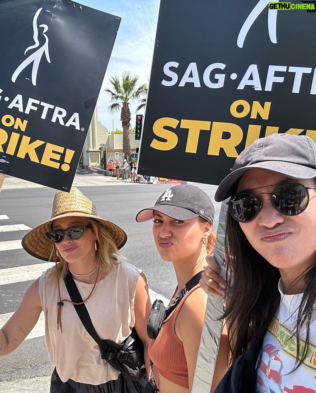 Hilary Duff Instagram - Out there 🪧 with my girls. We stand with our union! Let’s gooooooo