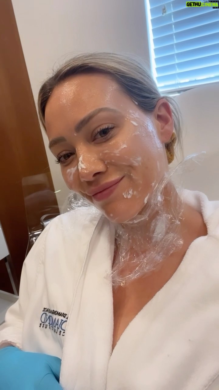 Hilary Duff Instagram - Truly looking rested and like I just came out of the womb 😂😂 my instafacial journey @drjasondiamond #drdiamondsmetacine
