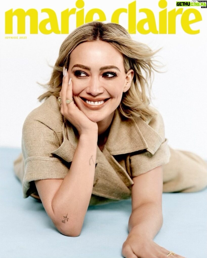 Hilary Duff Instagram - «Το να είσαι εργαζόμενη μητέρα είναι σαν να είσαι ένας ζογκλέρ που πετάει και πιάνει πιάτα στον αέρα και ξέρω πως είναι συγκεκριμένος ο αριθμός που μπορώ να χειριστώ.» Η Αμερικανίδα σταρ Hilary Duff φωτογραφίζεται για το πρώτο της ελληνικό εξώφυλλο αποκλειστικά για το Marie Claire Greece και μιλάει στην @anastasialadiab για τη νέα επιτυχημένη της σειρά «How I Met Your Father», τη διαδρομή της από εφηβικό είδωλο της δεκαετίας του 2000 σε μητέρα τριών παιδιών, και τη χαρά του να φροντίζει μια μεγάλη οικογένεια. Μη χάσετε το νέο Marie Claire Ιουνίου, αυτή την Κυριακή, 21/5 μαζί με το @protothema.gr «Being a working mother is like juggling plates, and I know I can’t have all of them in the air at once - but for the most part my kids always come first.» American star Hilary Duff is getting photographed for a Greek magazine for the first time, exclusively on Marie Claire Greece, and talks to @anastasialadiab about her new successful television series, «How I Met Your Father», her journey from the ‘00s as a teen idol, to a mother of three, and the joy of taking care of a large family. Don’t miss the new issue of Marie Claire Greece, out this Sunday May 21st with @protothema.gr Talent: Hilary Duff @hilaryduff Publication: Marie Claire Greece @marieclairegreece Editor: Galateia Laskaraki @galaxy_faraway Interview: Anastasia Kamvysi: @anastasialadiab Marie Claire Creative Director: Lina Tsintzila @lina_tsin Fashion Director @elinasygareos Photographer/ Creative Director/Set Design: Tyler Patrick Kenny @tylerpatrickkenny Styling: Marc Eram @marc_eram Hair: Riawna Capri @riawna Hair Assist: Marlene @marlenehairla Makeup: Kelsey Deenihan @kdeenihan Production:Tunnel Media Group @tunnelmediagroup Studio Tech: Reno Ronquillo @renoronq Studio Tech: Madi Sileo @madisileo Videographer: Meech @meech213 Video Assist: François @francoisjoseph_ DP: Tim @filmedbytim PR: Natasha Desai @natasha Erica Gerard @ericagerard with @fullcoveragepr Tunnel executive producer: Danielle Hawkins @daniellehstyles Executive producer/on Site: @jasonloveking1234 Backdrops: @schmidlibackdrops #marieclairegreece #juneissue #hilaryduff #marieclairegr