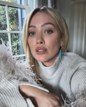 Hilary Duff Instagram - Love these soft tones today. I pull these earrings out a few times a year and let them win over my normal gold hoops. Also the sweater is screaming holiday season isn’t it?!! @switchboutique @nikkilee901 @karayoshimotobua ♥️ you guys for getting a girl to her best