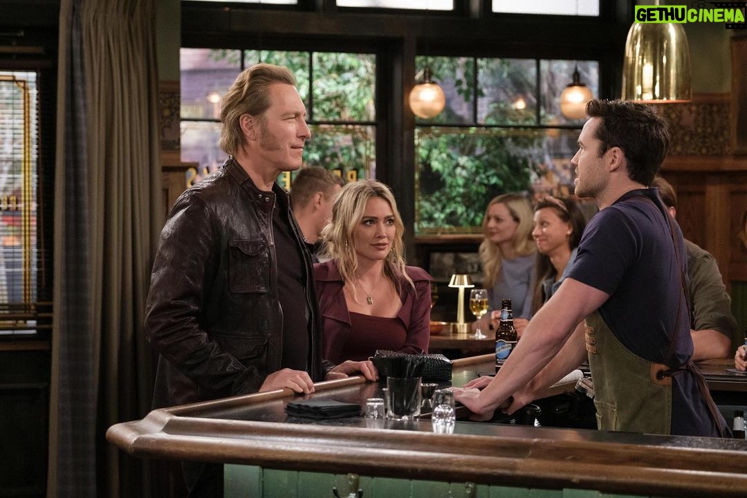 Hilary Duff Instagram - 2 episodes this week?!?! Mid-season finale episodes on @hulu now!!! @himyfonhulu returns May 23!