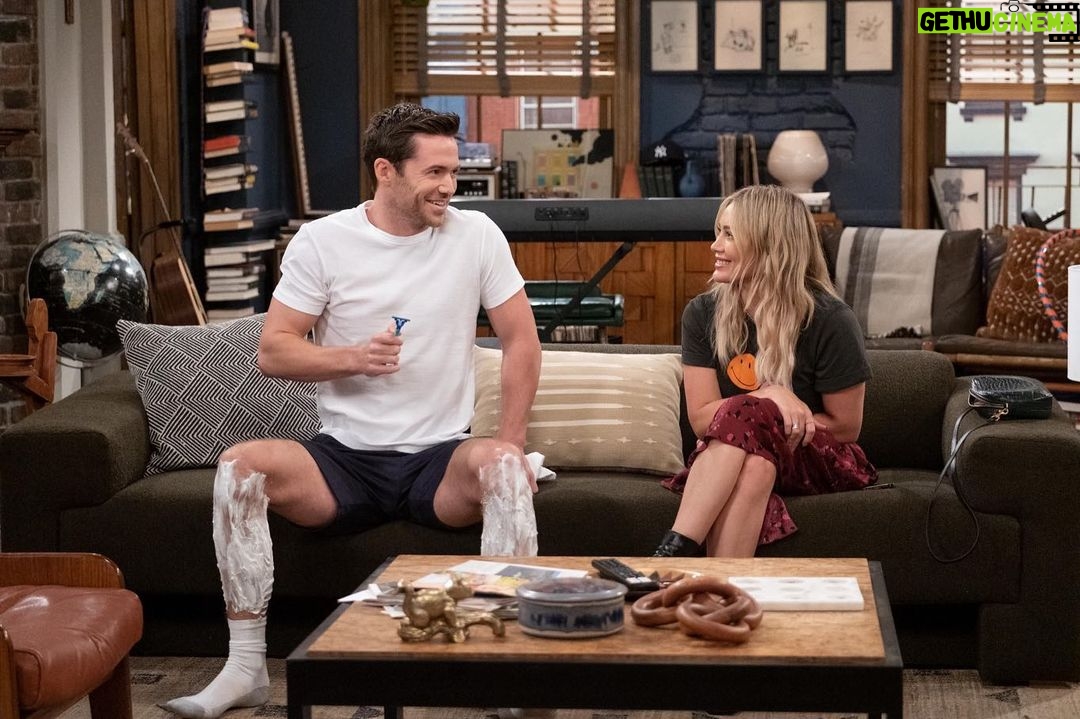 Hilary Duff Instagram - One of my favorite episodes of the season this week🤍 @himyfonhulu especially when Jesse teaches Sophie how to drive- what would be something you had to learn in 24 hrs so you didn’t have to drink the “drippings”