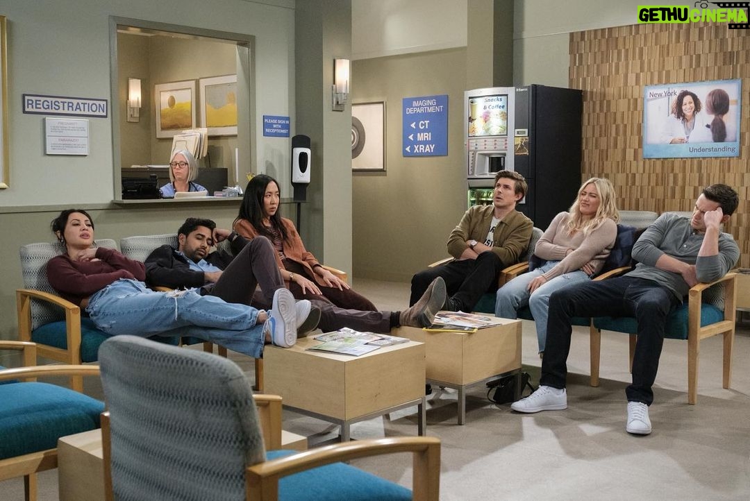 Hilary Duff Instagram - One of my favorite episodes of the season this week🤍 @himyfonhulu especially when Jesse teaches Sophie how to drive- what would be something you had to learn in 24 hrs so you didn’t have to drink the “drippings”