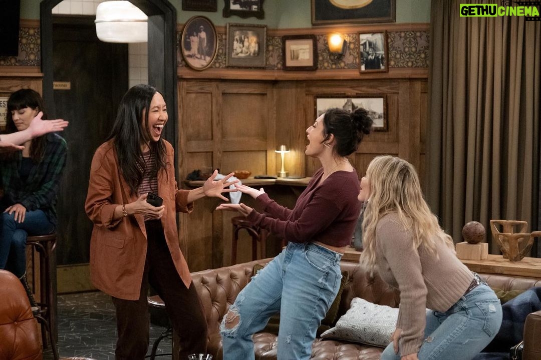 Hilary Duff Instagram - One of my favorite episodes of the season this week🤍 @himyfonhulu especially when Jesse teaches Sophie how to drive- what would be something you had to learn in 24 hrs so you didn’t have to drink the “drippings”