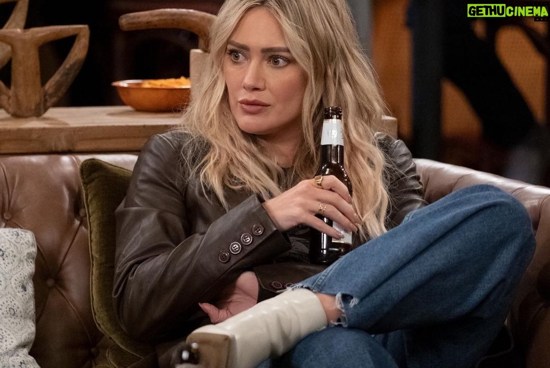 Hilary Duff Instagram - One of my favorite episodes of the season this week🤍 @himyfonhulu especially when Jesse teaches Sophie how to drive- what would be something you had to learn in 24 hrs so you didn’t have to drink the “drippings”