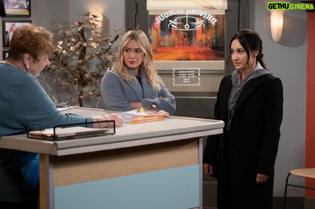 Hilary Duff Instagram - One of my favorite episodes of the season this week🤍 @himyfonhulu especially when Jesse teaches Sophie how to drive- what would be something you had to learn in 24 hrs so you didn’t have to drink the “drippings”