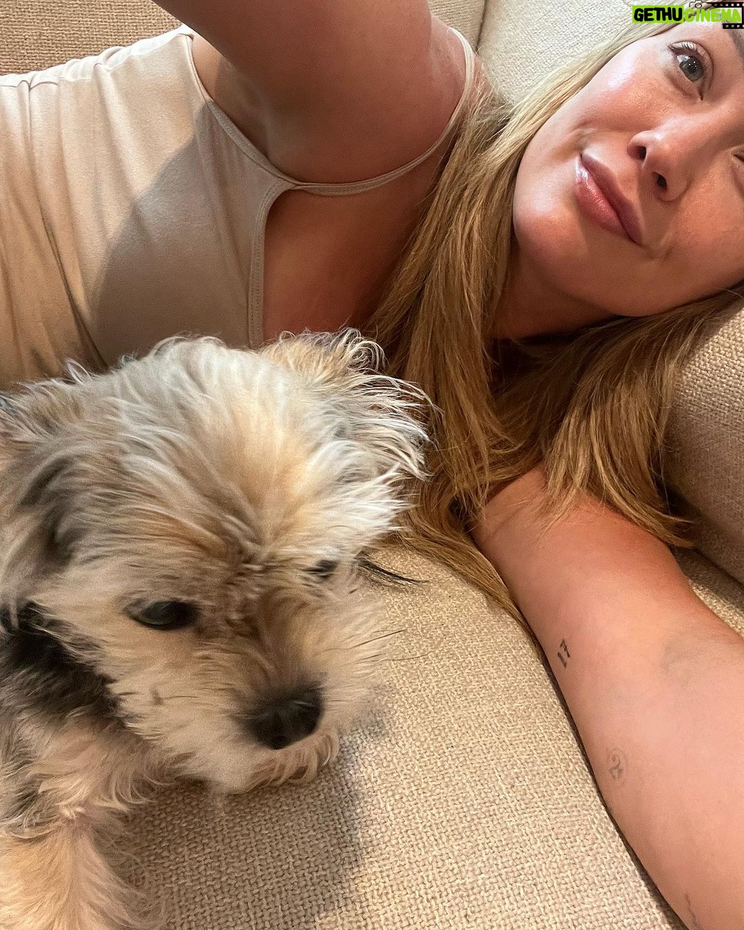 Hilary Duff Instagram - Can anyone guess where I am?