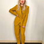 Hilary Duff Instagram - This Monday I’m on the @kellyclarksonshow I’m kind of obsessed with her and it’s the most fun of all the shows because I could just chat and chat with her forever. This is my official pitch to be friends irl ?? Kelly? Kelly? are you there??? Check local listing for times !