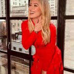 Hilary Duff Instagram - Early morning poses because this morning I’m up for @goodmorningamerica and not packing lunches and trying to brush toddler hair