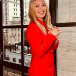 Hilary Duff Instagram - Early morning poses because this morning I’m up for @goodmorningamerica and not packing lunches and trying to brush toddler hair