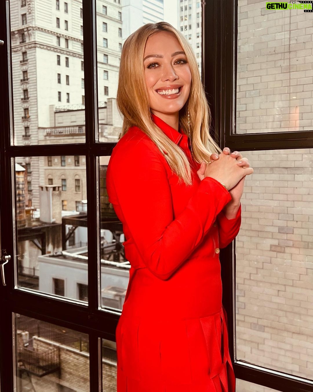 Hilary Duff Instagram - Early morning poses because this morning I’m up for @goodmorningamerica and not packing lunches and trying to brush toddler hair