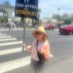 Hilary Duff Instagram - Out there 🪧 with my girls. We stand with our union! Let’s gooooooo