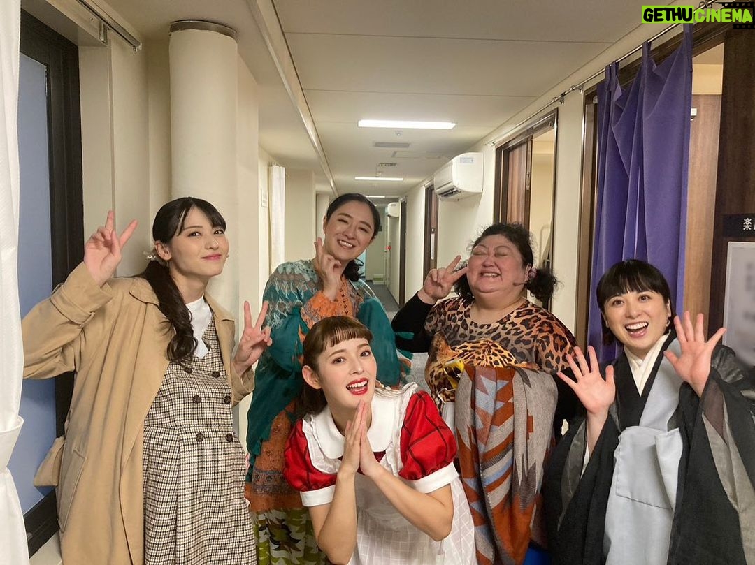 Honoka Yahagi Instagram - 舞台「家政夫のミタゾノ THE STAGE〜お寺座の怪人〜」 無事に全公演終えました🌸 東京・大阪、ライブビューイングと、お忙しい中、足を運んでくださりありがとうございました。 痛み入ります👓 毎日楽しかった。 ミタゾノに、アニーに出逢えて、素晴らしい時間を過ごすことができて、幸せでした。 スタッフの皆さま、キャストの皆さま、 そして、これまで応援してくださった皆さまのおかげで、ここまで走り抜くことができました。 本当にありがとうございました!! ザーステー🙏🏻 脚本の八津さんとキャストの皆さまと思い出♥️ #家政夫のミタゾノ
